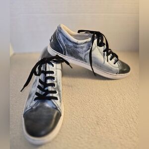 UGG Women's Grunge/Distressed Tomi Low Top Black and White Sneakers sz 11
